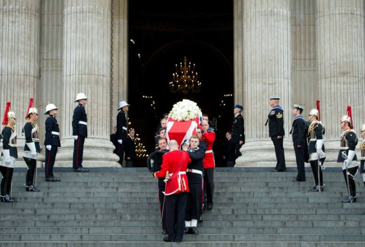 El féretro de la ex primera ministra, envuelto en una bandera nacional británica, llegó sobre una cureña tirada por seis caballos hasta la catedral londinense de San Pablo. AFP GLYN KIRK