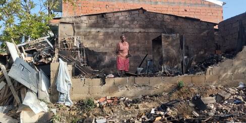 “Quedé en la calle otra vez”: incendio acabó con la casa de Luz Blandón en 9 de Abril