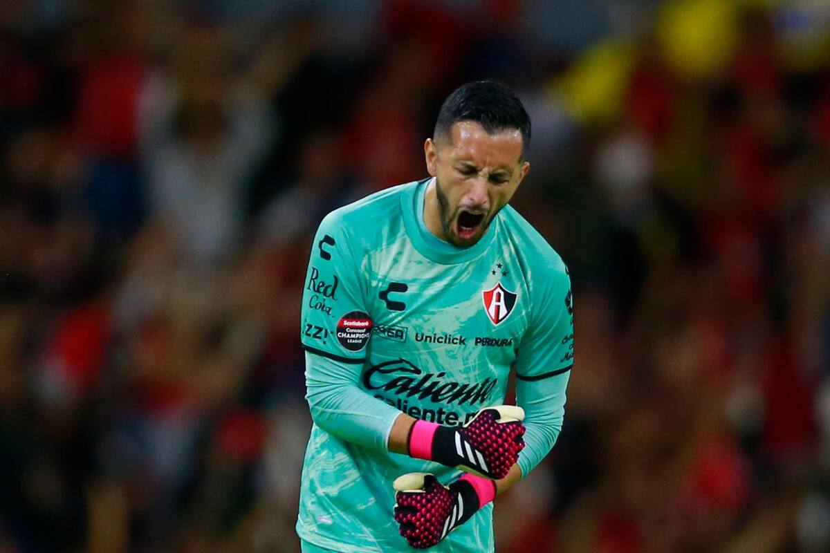 De rodillas le piden a jugador de la Selección Colombia para que no se vaya