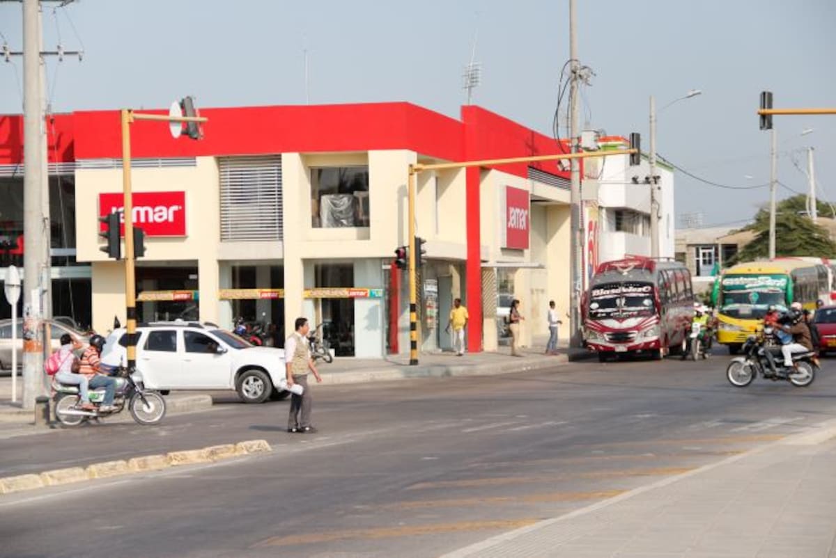 La pintura de esas señales viales con el paso del tiempo se fueron borrando, ahora los peatones no ven demarcada las cebras que les facilitan cruzar la carretera. DANIELA BUELVAS- EL UNIVERSAL