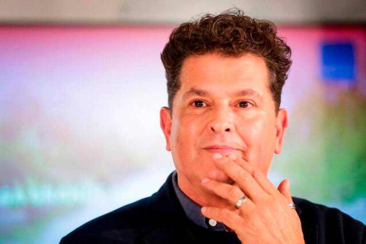 “Ni que fuera rockero”: critican a Carlos Vives por destrozar su guitarra