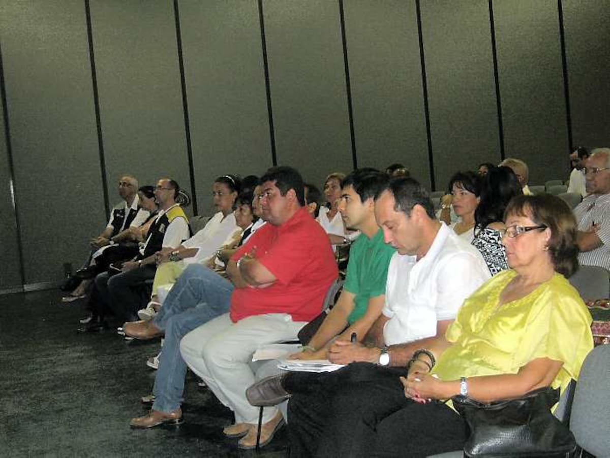 Asistentes al foro, entre los cuales estaba el candidato a la Gobernación, Victor Raúl Oyola y el aspirante a la Alcaldía Henry Ballesteros.