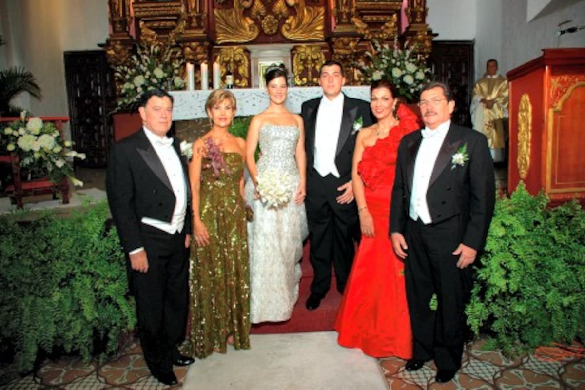Los recién casados, con sus padres. De izquierda a derecha: Juan José García, Piedad Zuccardi, Paola García Zuccardi, Julio Luis Jácome, Mary Arana de Jácome y Julio Luis Jácome De La Peña.