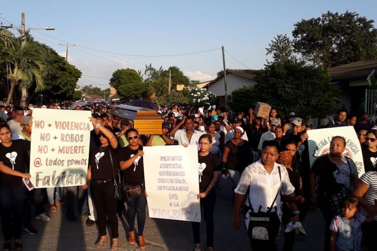 Piden justicia durante marcha en Arjona por el asesinato de un auxiliar de bus
