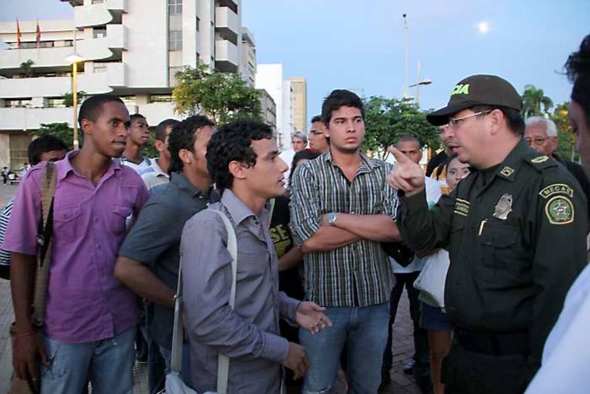 Varios estudiantes se tomaron la Plaza de la Paz para protestar contra el proyecto de reforma a la ley de educación. Oscar Díaz/El Universal