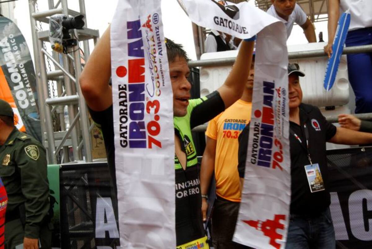 Carlos Quinchara ganó el Ironman 70.3 de Cartagena. JULIO CASTAÑO - EL UNIVERSAL
