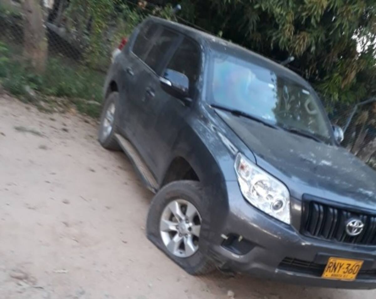 El vehículo que utiliza el alcalde de Arenal del Sur también fue impactado.