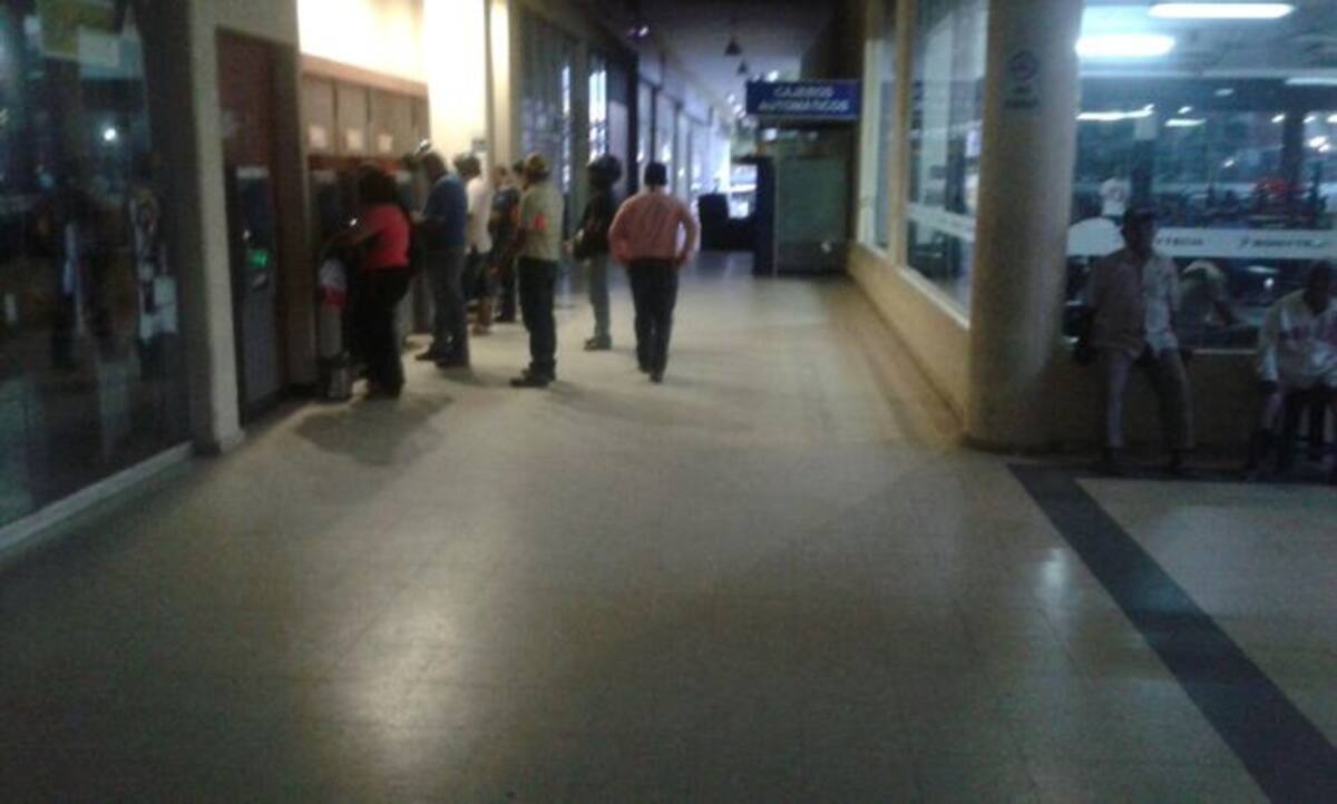 Usuarios de cajeros automáticos a las 5 de la mañana en La Plazuela. Muchos dicen tener miedo de retirar dineros ahí. Cortesía.