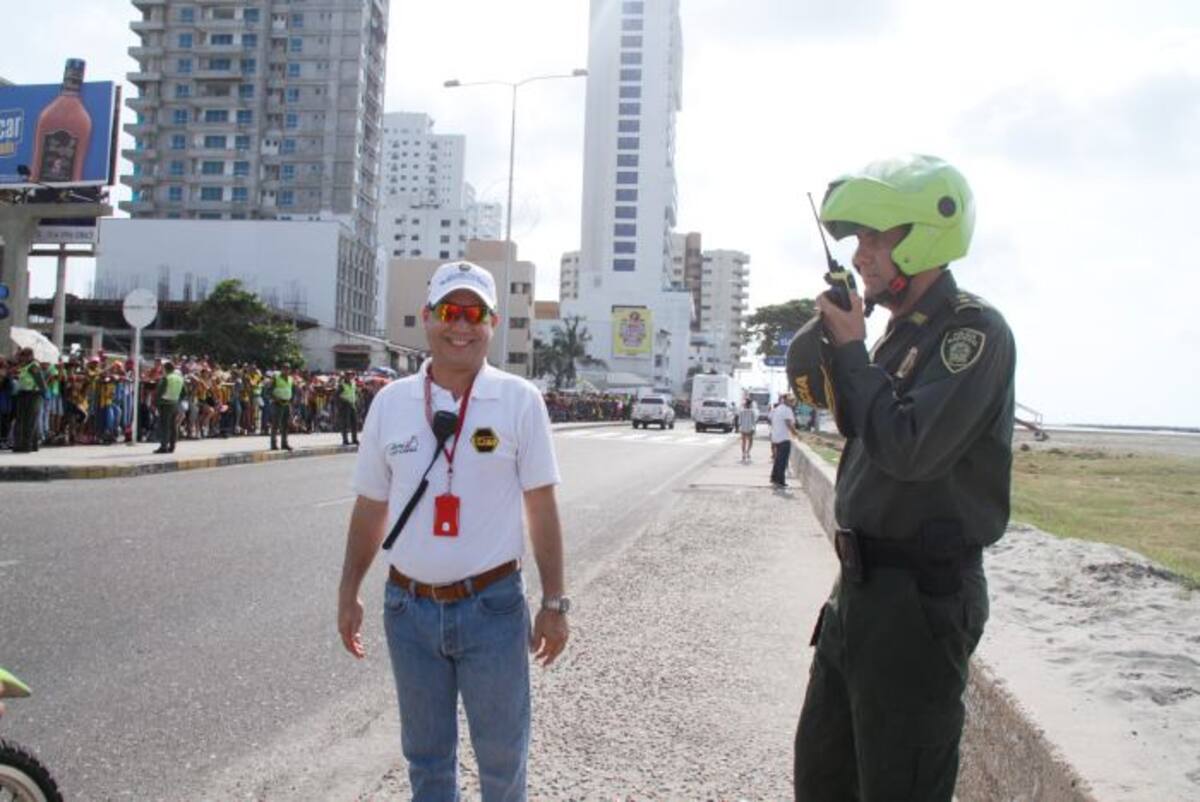 ¡Ajá, Kike y qué…;! ¡Aquí estoy mi coronel…; con un caballero que dice llamarse Kike González…;, conocido con el alias de “Kike trancón…;! ¿Cómo…;, usted lo conoce…;? ¿Qué es el Director del Datt? ¡Qué pena, mi coronel…; por eso es que lo veo muerto de la risa…;!