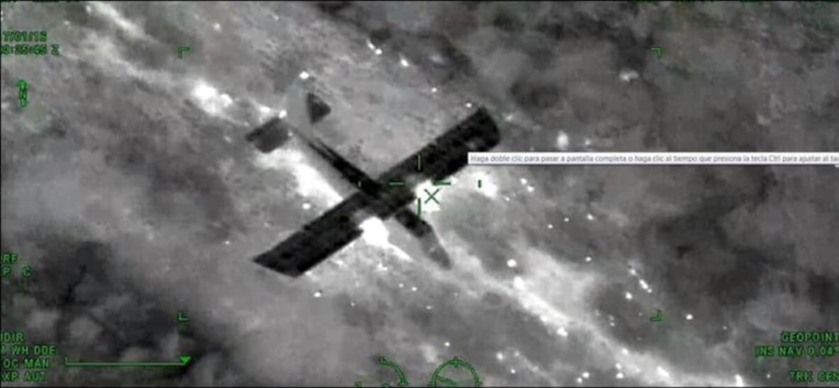La nave, al parecer procedente de México, fue destruida desde el aire, luego de que su tripulación huyera. cortesía