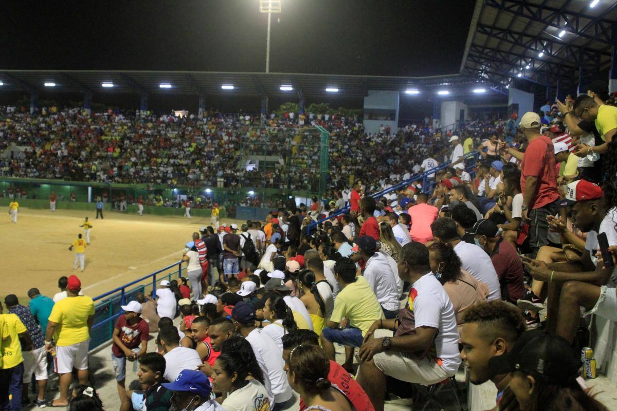 Ni el Día de Amor y la Amistad tumba el Sóftbol Juega Por Tu Barrio