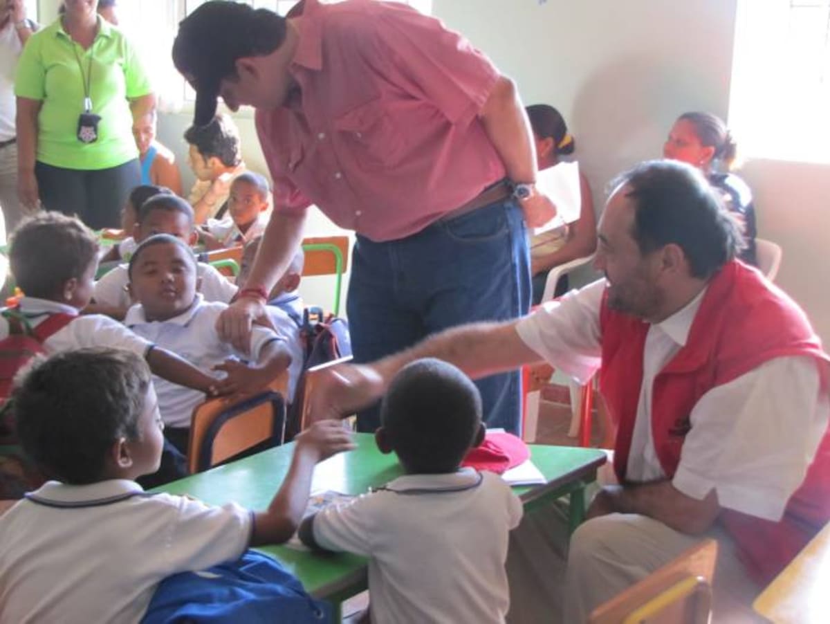 Everardo Murillo, director de Colombia Humanitaria entregó con el gobernador, Juan Carlos Gossaín, aulas reparadas a estudiantes bolivarenses. CORTESÍA