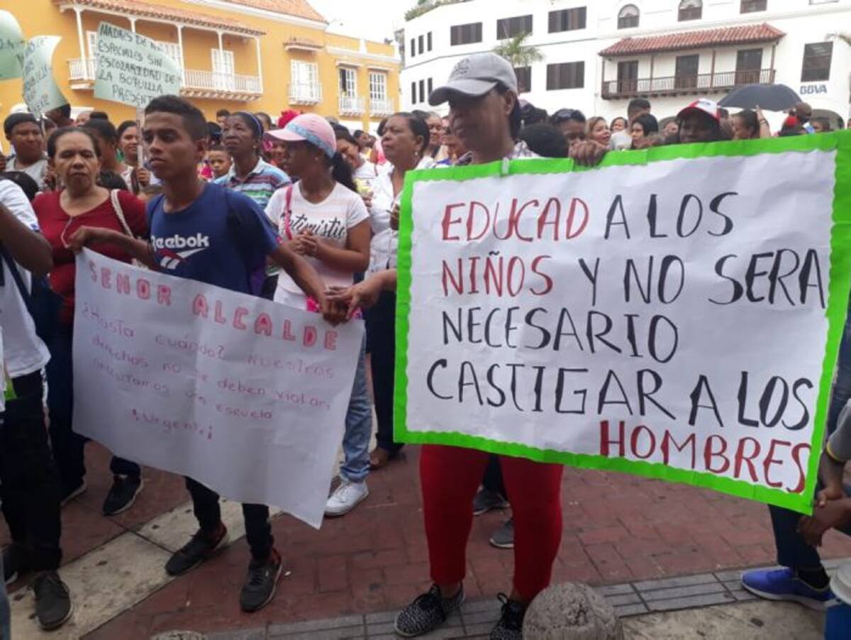Los manifestantes llegaron a los bajos de la Alcaldía para exigir respuestas. / Foto: Julio Castaño Beltrán - El Universal.