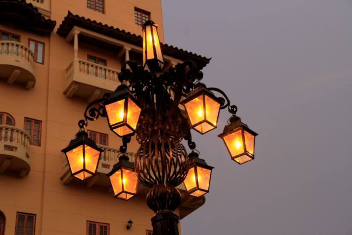 La Concesión Alumbrado Público invirtió 25 millones de pesos en la restauración de la farola. La obra es asumida como un regalo para Cartagena. ZENIA VALDELAMAR - EL UNIVERSAL -