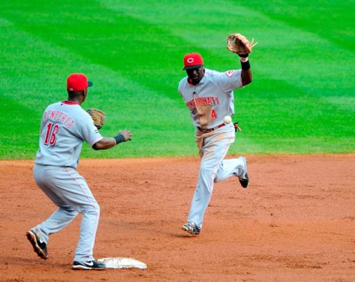 Edgar Rentería, izquierda, conectó en el quinto jonrón de la temporada con los Rojos. AFP