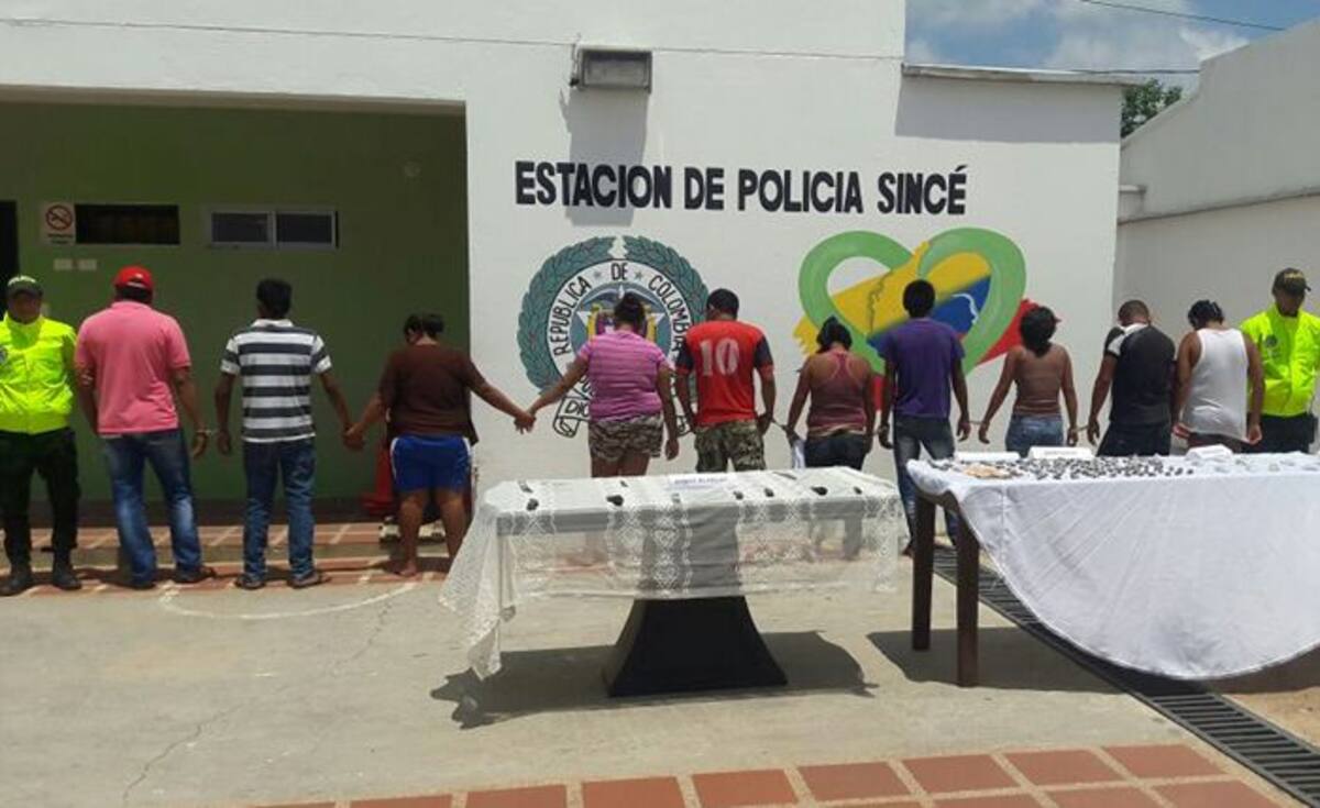Este duro golpe al negocio ilícito se dio gracias a la captura de doce personas, ocho hombres y cuatro mujeres, presuntamente integrantes de la organización.