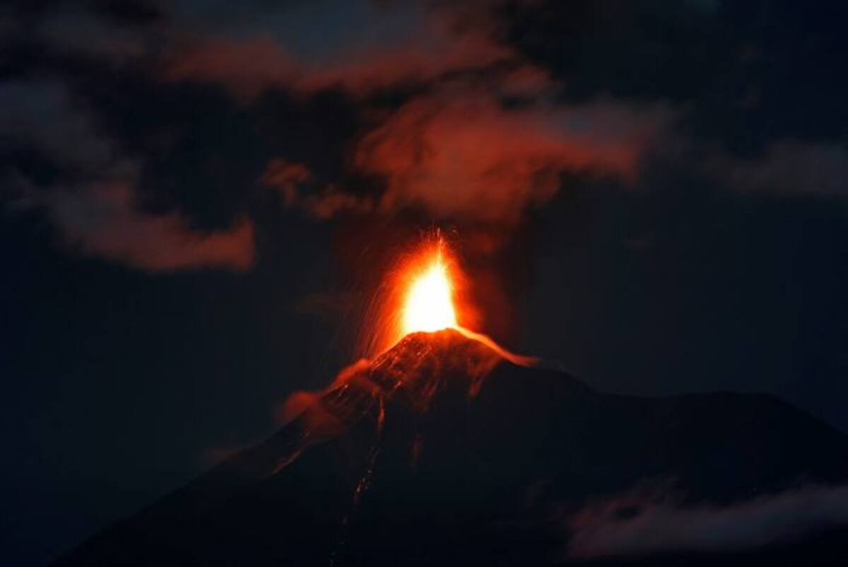 Imagen tomada con una larga exposición del Volcán de Fuego en momentos que arroja lava caliente fundida desde su cráter en Antigua, Guatemala, este lunes 19 de noviembre de 2018. La agencia guatemalteca de emergencia Conred ha pedido a ocho comunidades evacuar e ir a áreas seguras después de una mayor erupción del volcán. AP / Moises Castillo