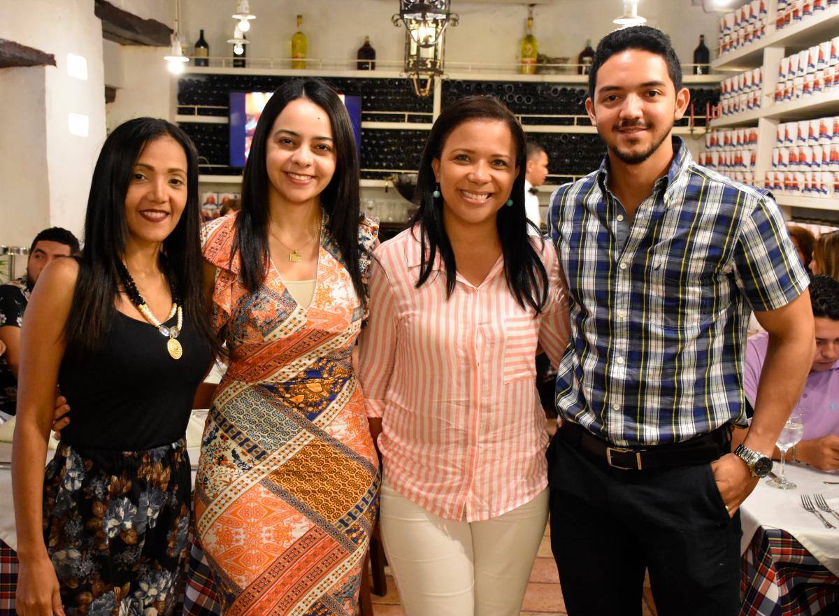 Astrid Chávez, Stephanie Gómez, Thairina Atencio y Leonardo Doria.