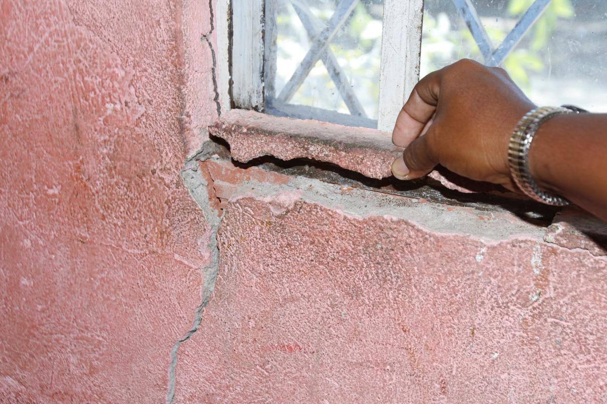 Agrietamientos observados en una casa del barrio el Pozón.// EL UNIVERSAL