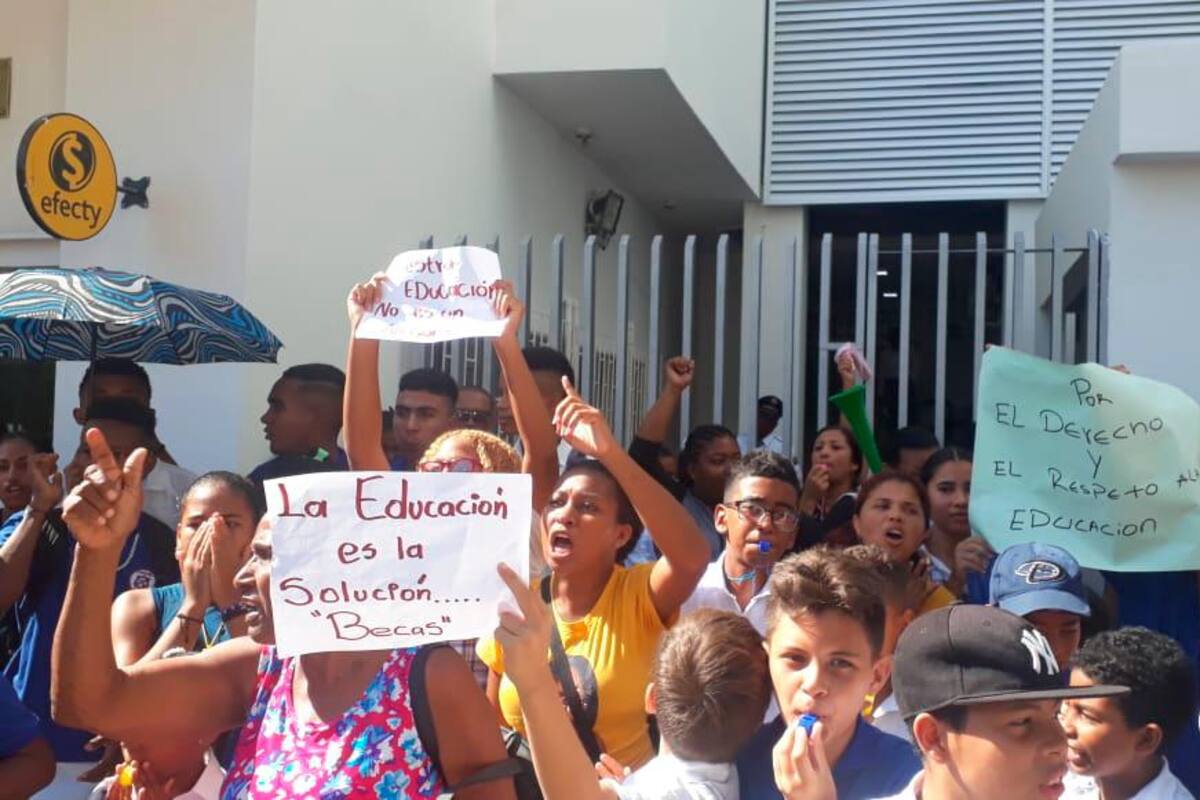 Comunidad estudiantil del Instituto Rochy exige pago de becas