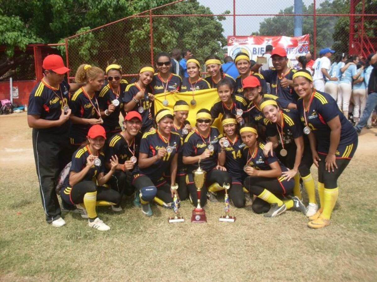 La Selección con el trofeo que les fue entregado en Venezuela. Cortesía