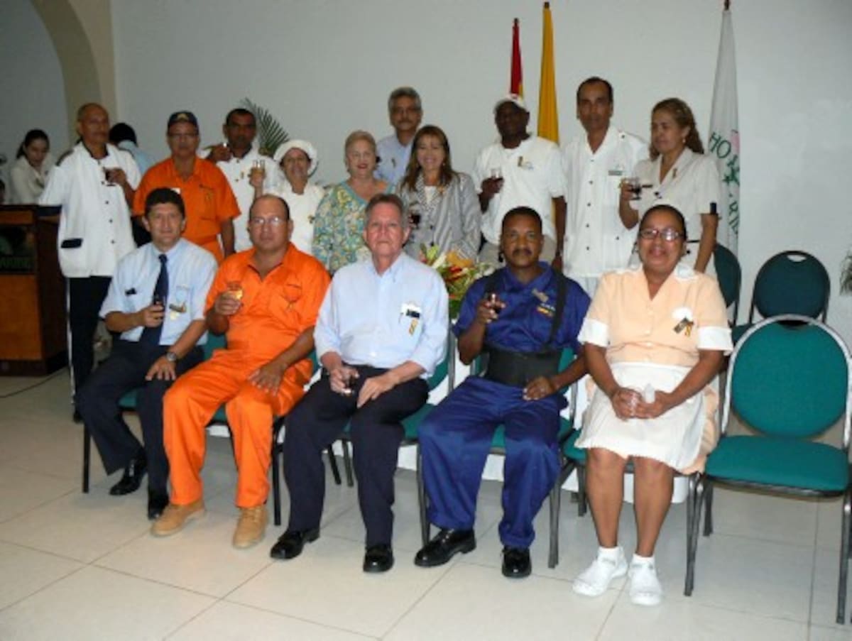 De pie de izquierda a derecha: Hernán Salcedo, Francisco Pérez, Gilma Arévalo, Patricia Restrepo, Adalberto Martínez, Constanza González, Mateo Valdés, Jorge Díaz, y Marvin Reyes; sentados: Edgar Torres, Luis López, Eduardo Arias, Faneite y Ana Petro.