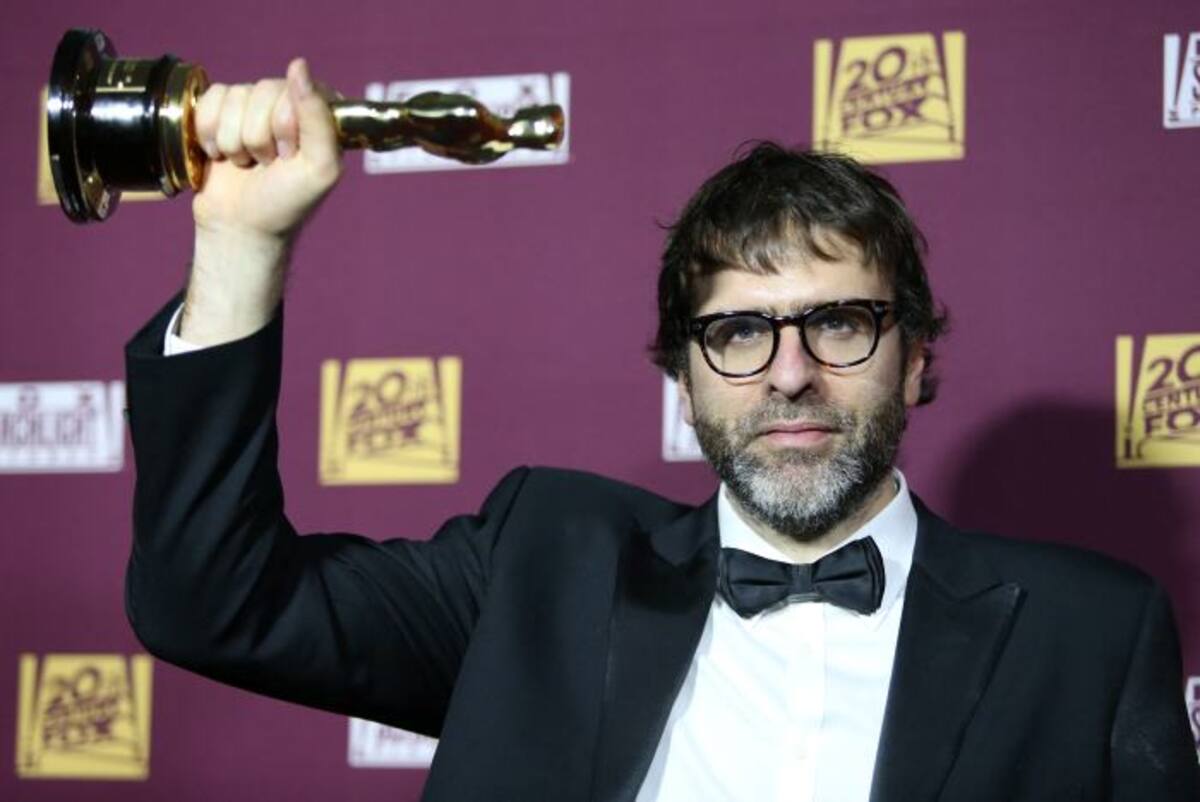 Nicolás Giacobone con la estatuilla que se ganó como Mejor Guión en los Oscar junto a Armando Bo. AP Omar Vega