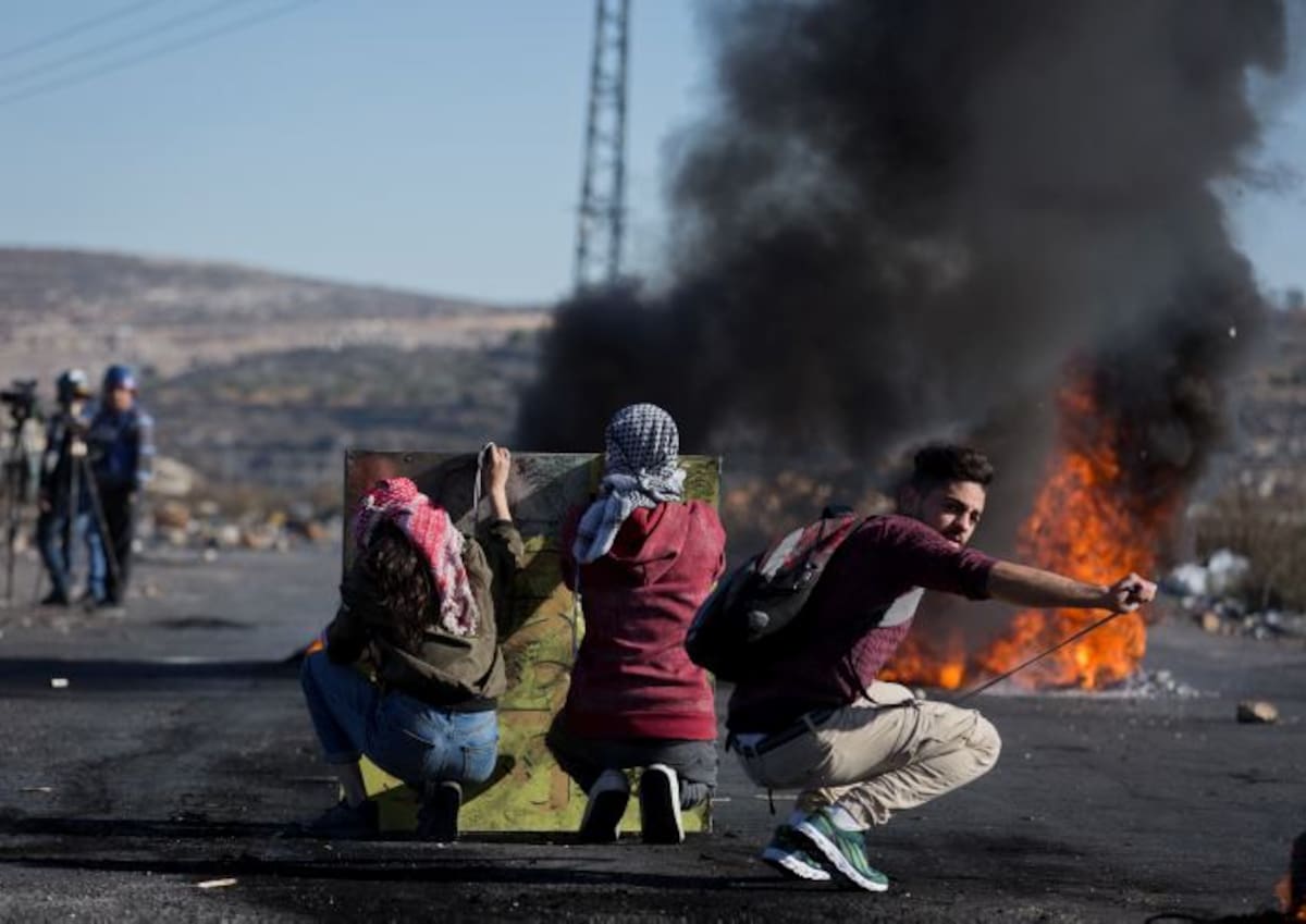 Tras las oraciones del mediodía del viernes grupos de jóvenes en Cisjordania y Gaza se dirigieron a los puestos de control militares israelíes y les lanzaron piedras y cócteles molotov. AP Nasser Shiyoukhi