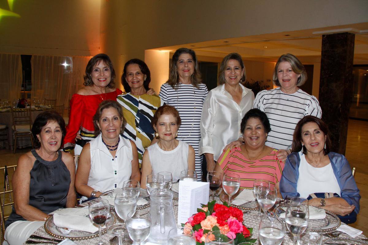 De pie: Rosario de Granados, Nora Farah, Lina Cosadeli, Toya de la Espriella y Roxana Calvo; sentadas: Patricia Cosadeli, Yolita Segovia, Anita Mogollón, María José Bustillo y Marcela Castellanos.