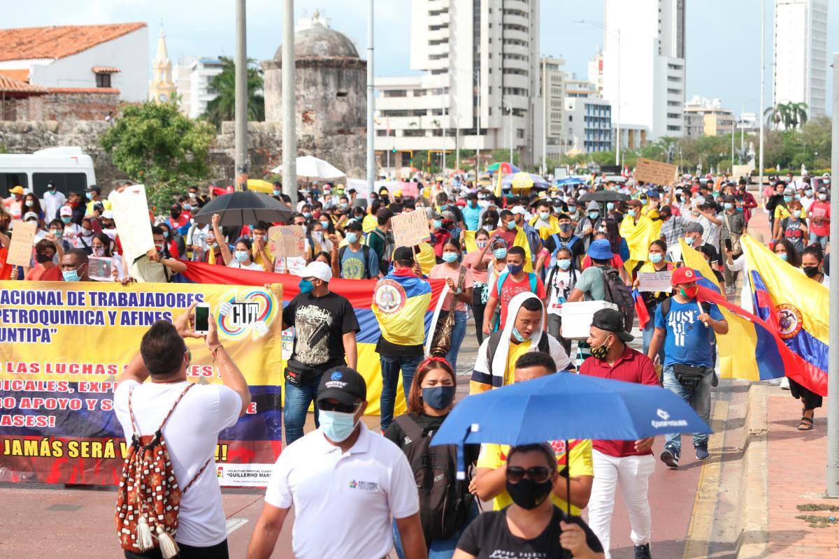 ¿Valen la pena los toques de queda en medio de protestas multitudinarias?