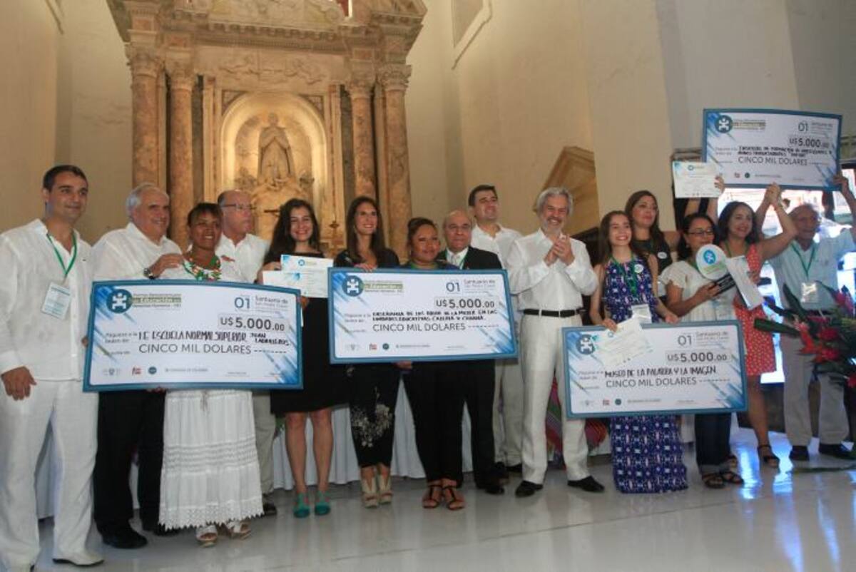 Los ganadores de Bolivia, Colombia, Perú y El Salvador junto al expresidente Ernesto Samper; la ministra de Educación Yaneth Giha; el secretario general de la OEI, Paulo Speller, entre otras personalidades que estuvieron en el evento. Julio Castaño.