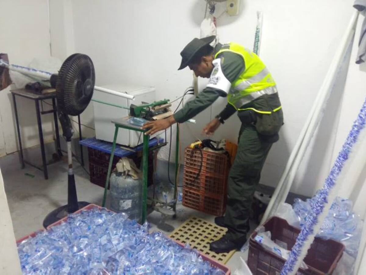 Se incautaron 5.600 bolsas de agua de 250 ml, 1.700 bolsas de 600 ml y 24 bolsas de 1.5 litros. Cortesía