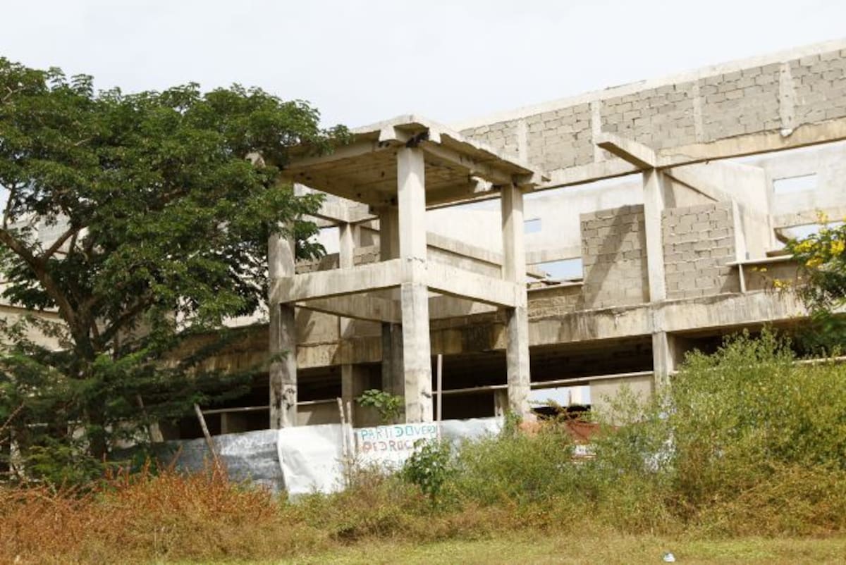 La obra, en el sector La Esperanza, en Ballestas, está en abandono y llena de tanta maleza que es utilizada como potrero. Julio Castaño-El Universal