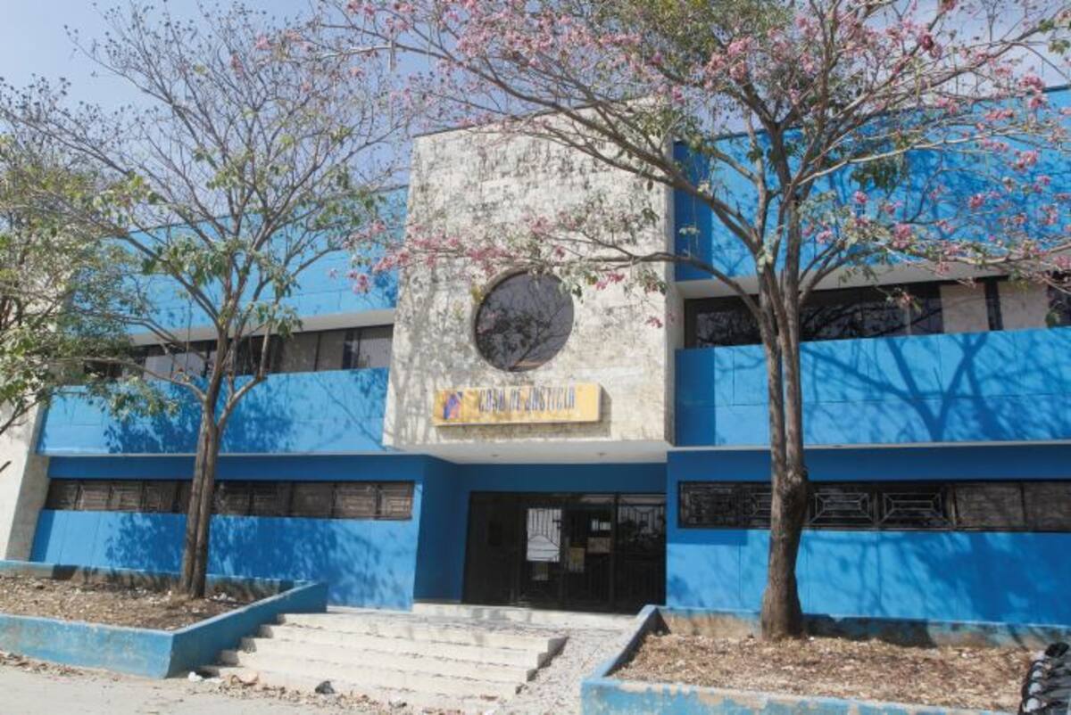 Los funcionarios de la Casa de Justicia del barrio El Country día a día soportan los intensos calores por la falta de aire acondicionado. JULIO CASTAÑO - EL UNIVERSAL