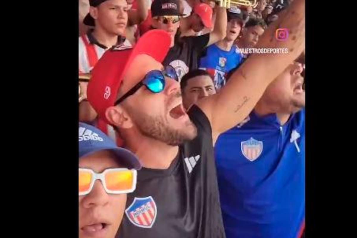 Video: Sebastián Viera alentó a Junior junto a la barra de Los Kuervos