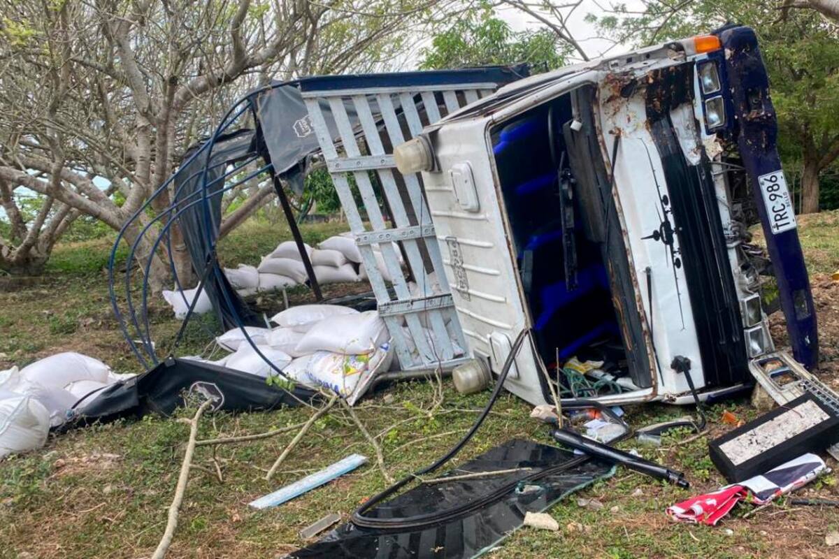 (Video) Camión cae a un abismo, en Turbaco, y muere joven de 23 años