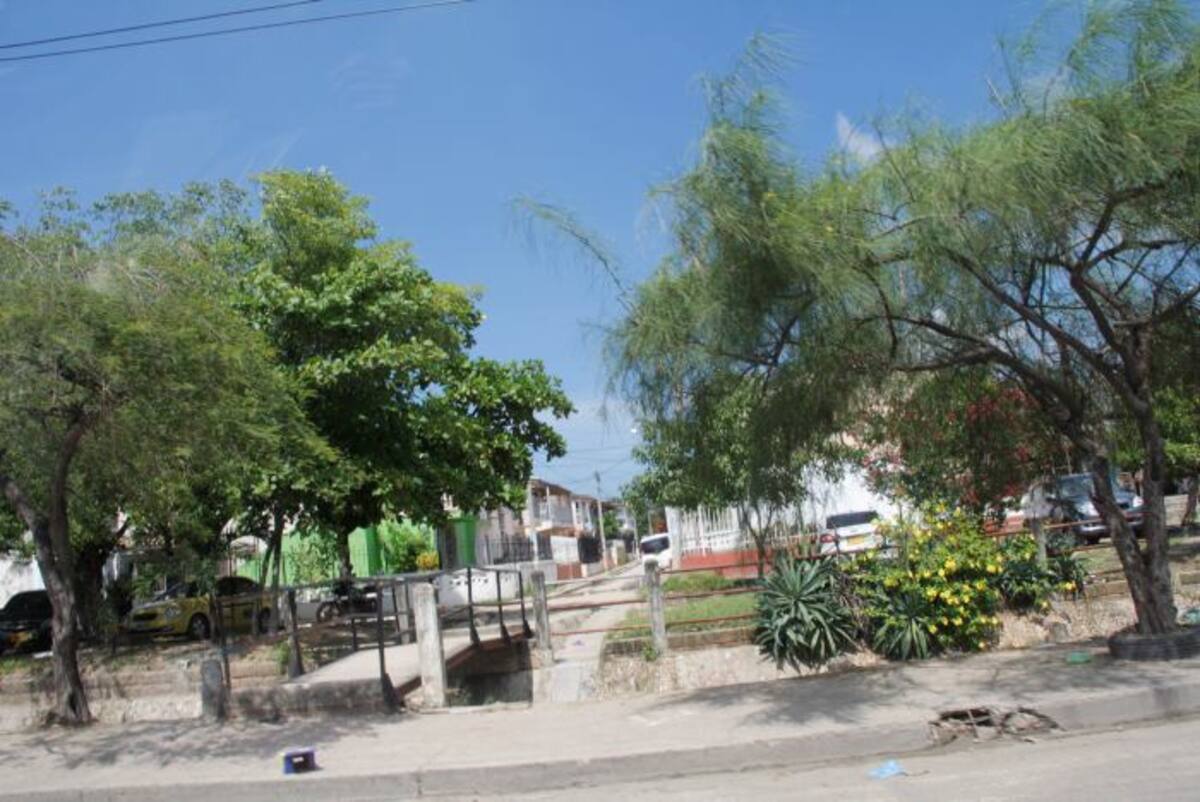 Antonio Martínez fue asesinado de una cuchillada, en Nuevo Bosque. Allegados de la víctima apedrearon la casa de un joven al que señalan de ser el asesino.