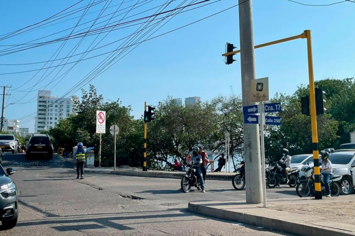 “Sólo dura 20 segundos en verde”: quejas por semáforo en Avenida del Lago