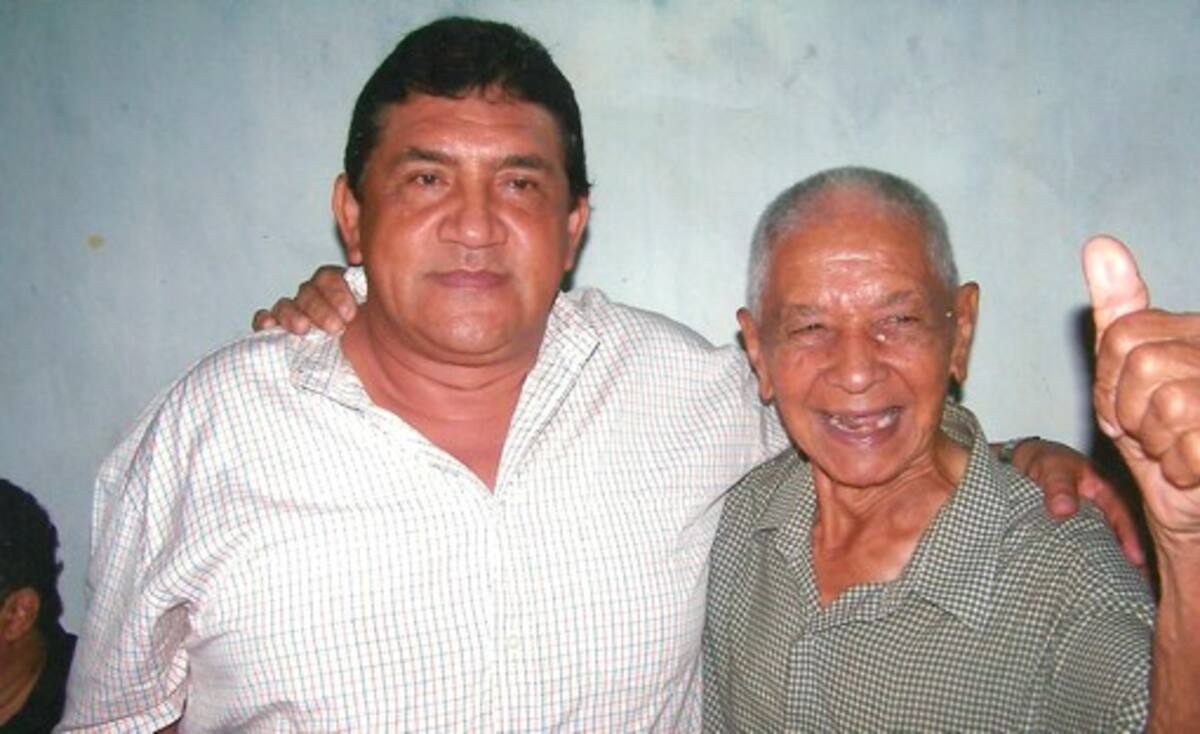Nelson Díaz Sánchez (QEPD) junto al cantante vallenato “Poncho” Zuleta.
