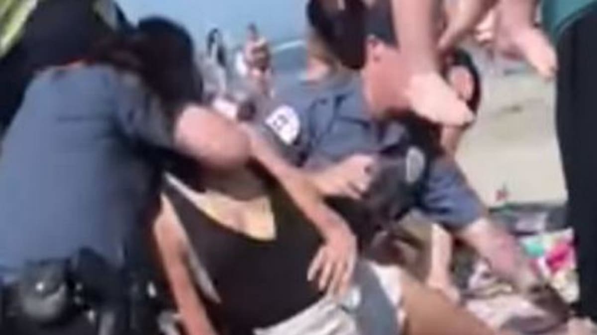 Captura del video que muestra a un policía golpeando a Emily Weinman. Captura