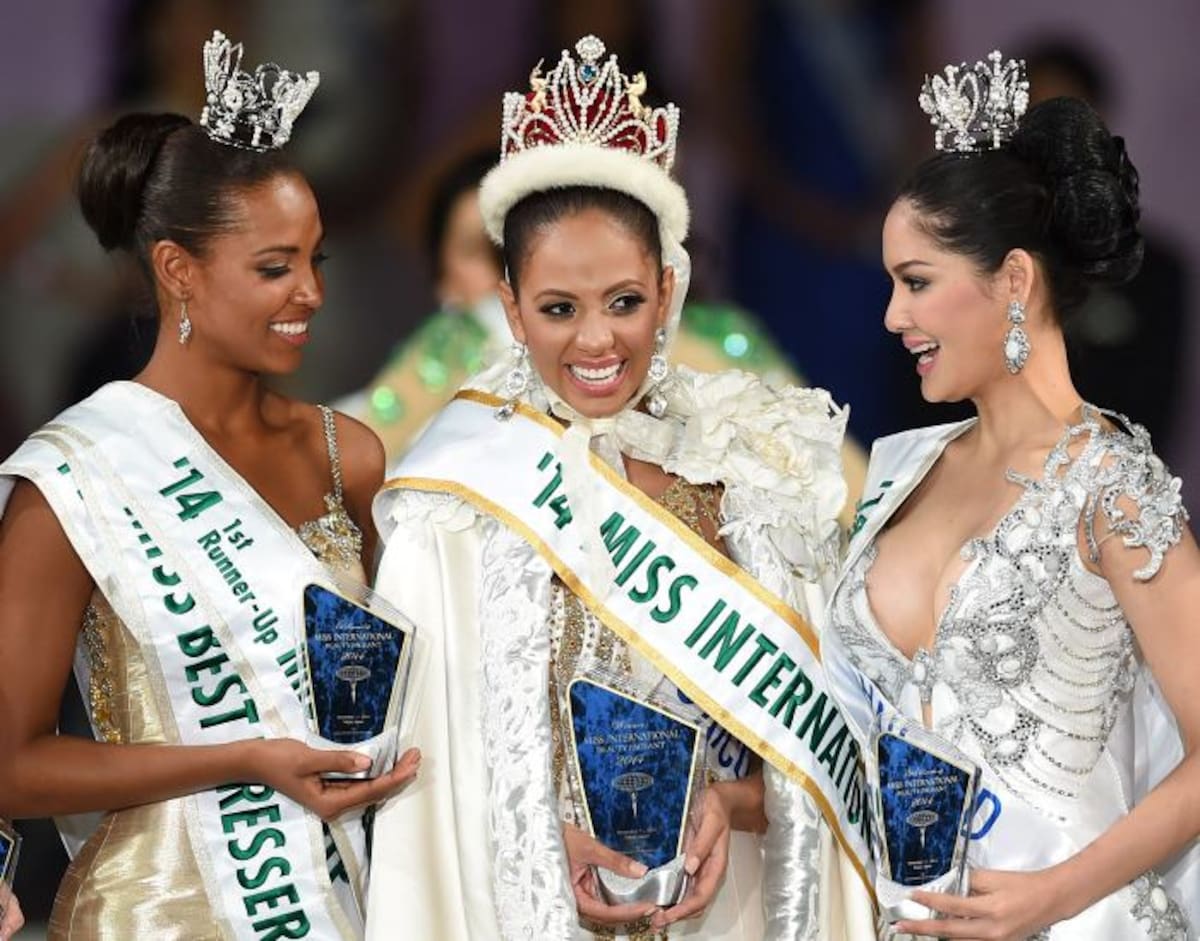 De izquierda a derecha: Zuleika Suárez, virreina; Valerie Hernández Matías, reina; Punika Kulsoontornrut, primera princesa. AFP TORU YAMANAKA