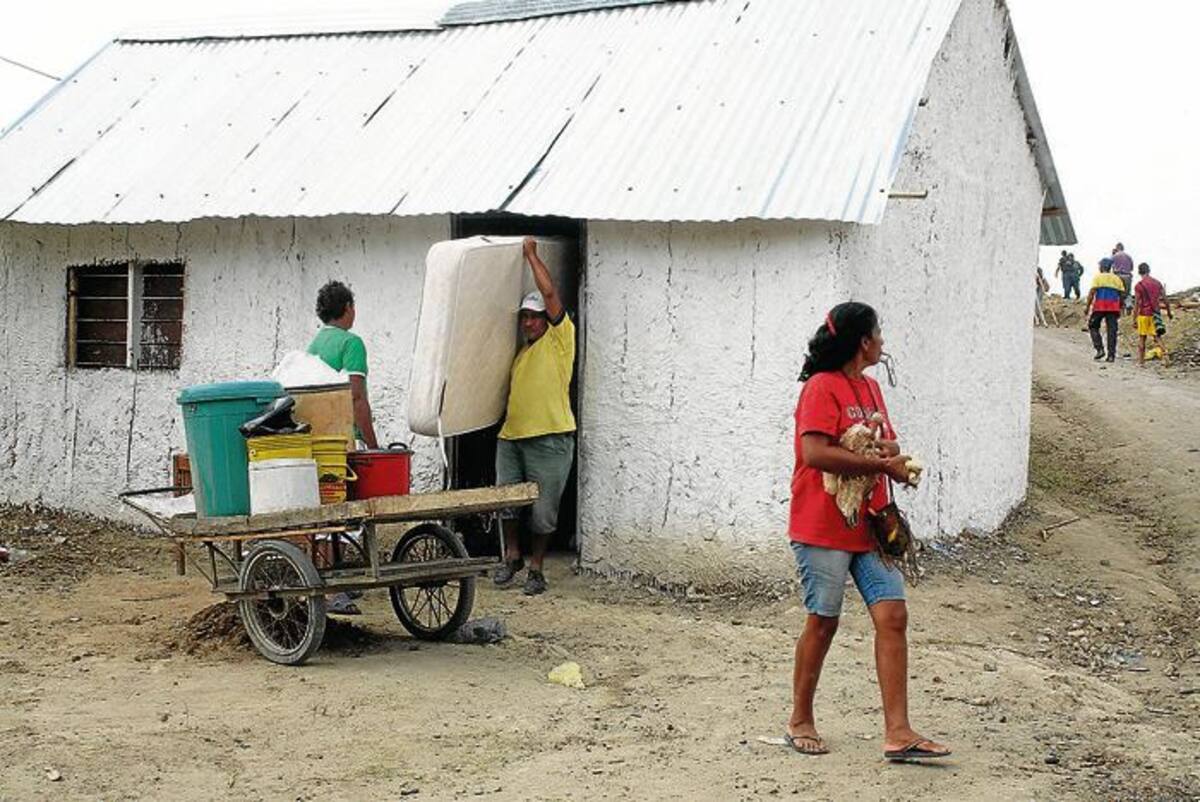 El desalojo de las últimas familias del predio Las Canarias se cumplió en las primeras horas de la tarde. MANUEL SANTIAGO PÉREZ/EL UNIVERSAL/