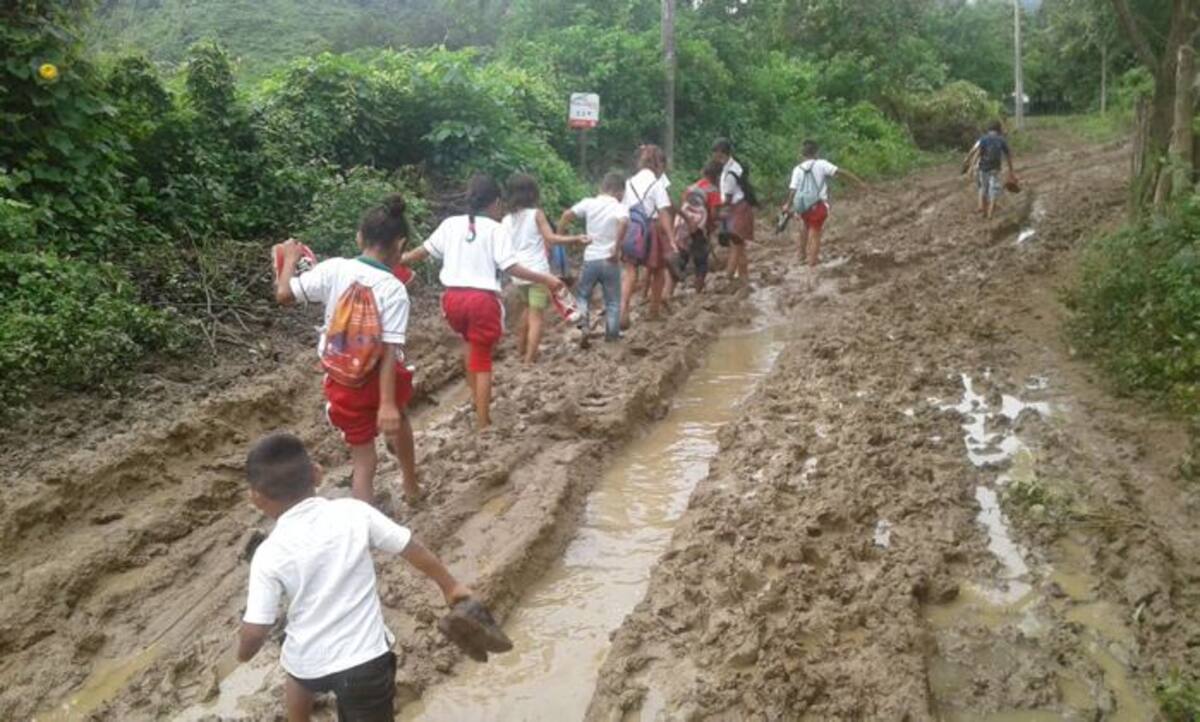 Unas de las grandes preocupaciones de los campesinos de los Montes de María es la intervención de vías rurales, que en época de lluvias hacen que sean intransitables para vehículos y personas. Lila Leyva/ El Universal