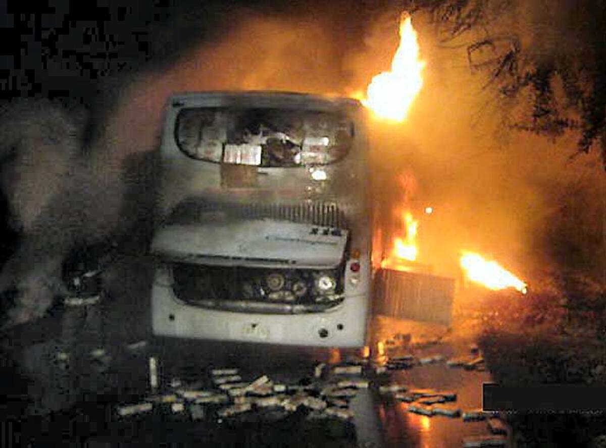El bus cuando se incineraba en horas de la madrugada de ayer.