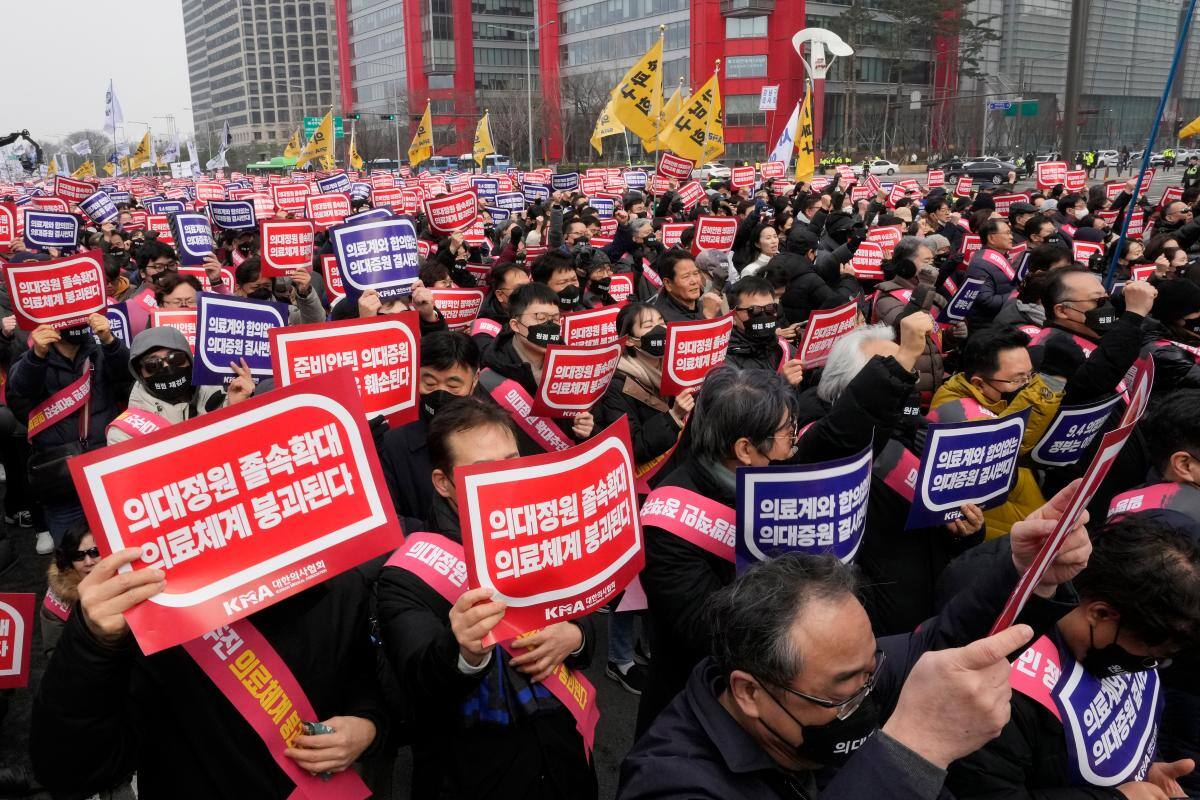 Corea del Sur suspende licencias de médicos por protestas