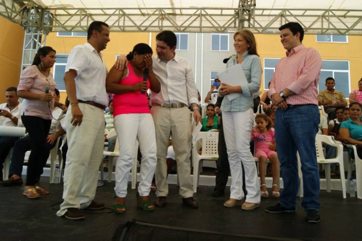 Una de las beneficiarias llora de emoción al recibir el título y las llaves de su vivienda nueva, que le entregaron amoblada. Nidia Serrano