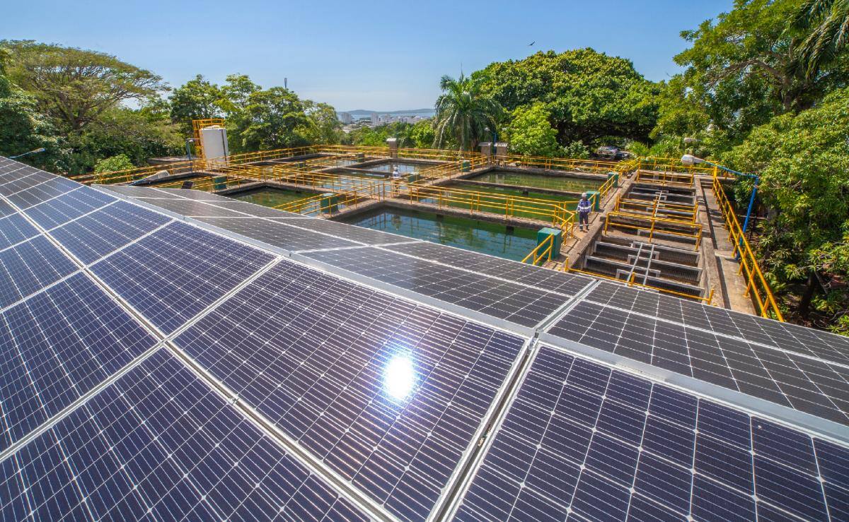 Paneles solares en las piscinas de la Plata de Tratamiento de Agua del Paraguay. //Foto Cortesía.