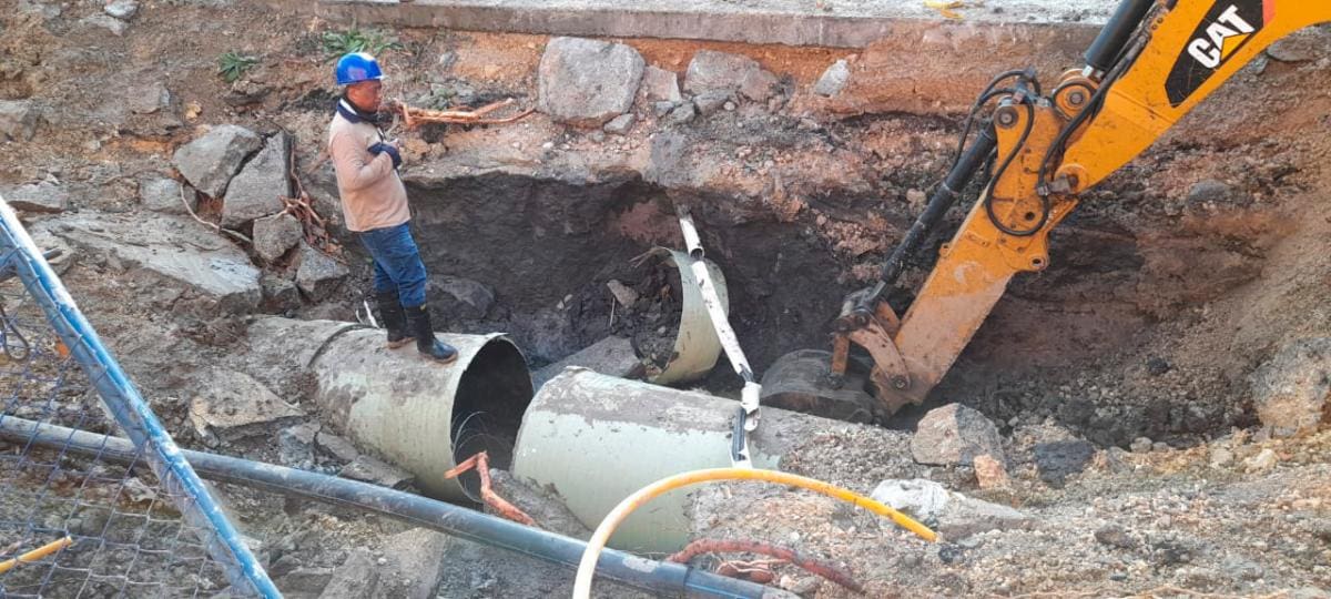 Personal de Aguas de Cartagena realiza trabajos de reparación en un tramo de tubería matriz de conducción de agua cruda, en el barrio Ceballos. //AROLDO MESTRE - EL UNIVERSAL