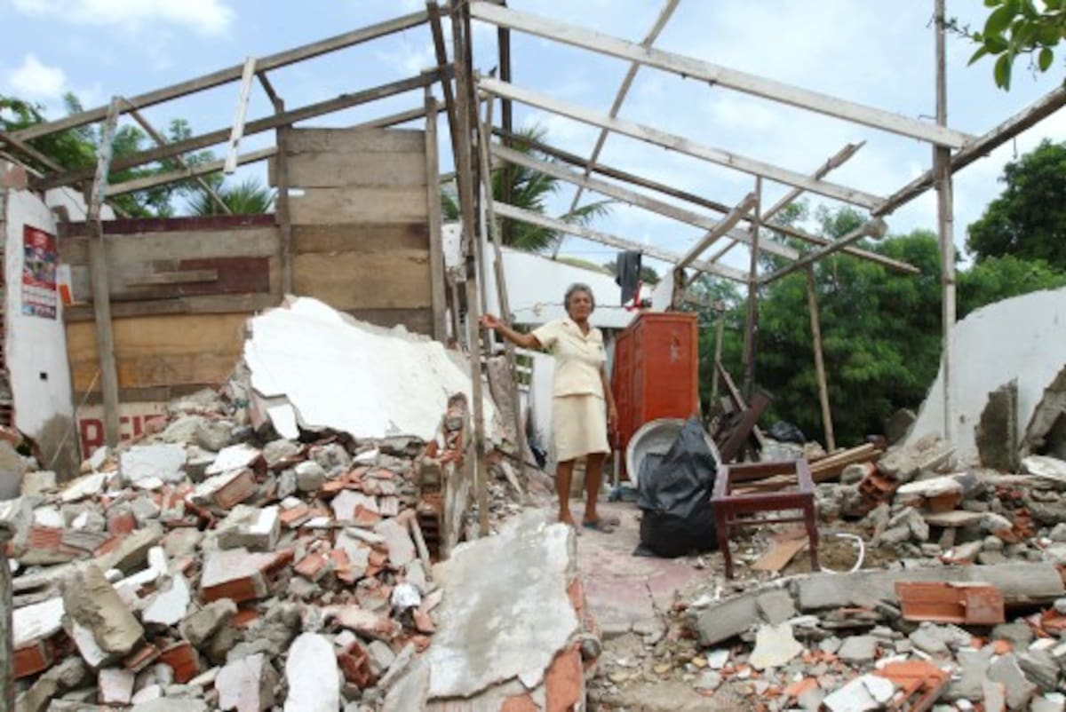 Elvira Palomino, de 71 años, no puede contener el llanto al ver su casa en el suelo debido a esta falla geológica. AROLDO MESTRE - EL UNIVERSAL
