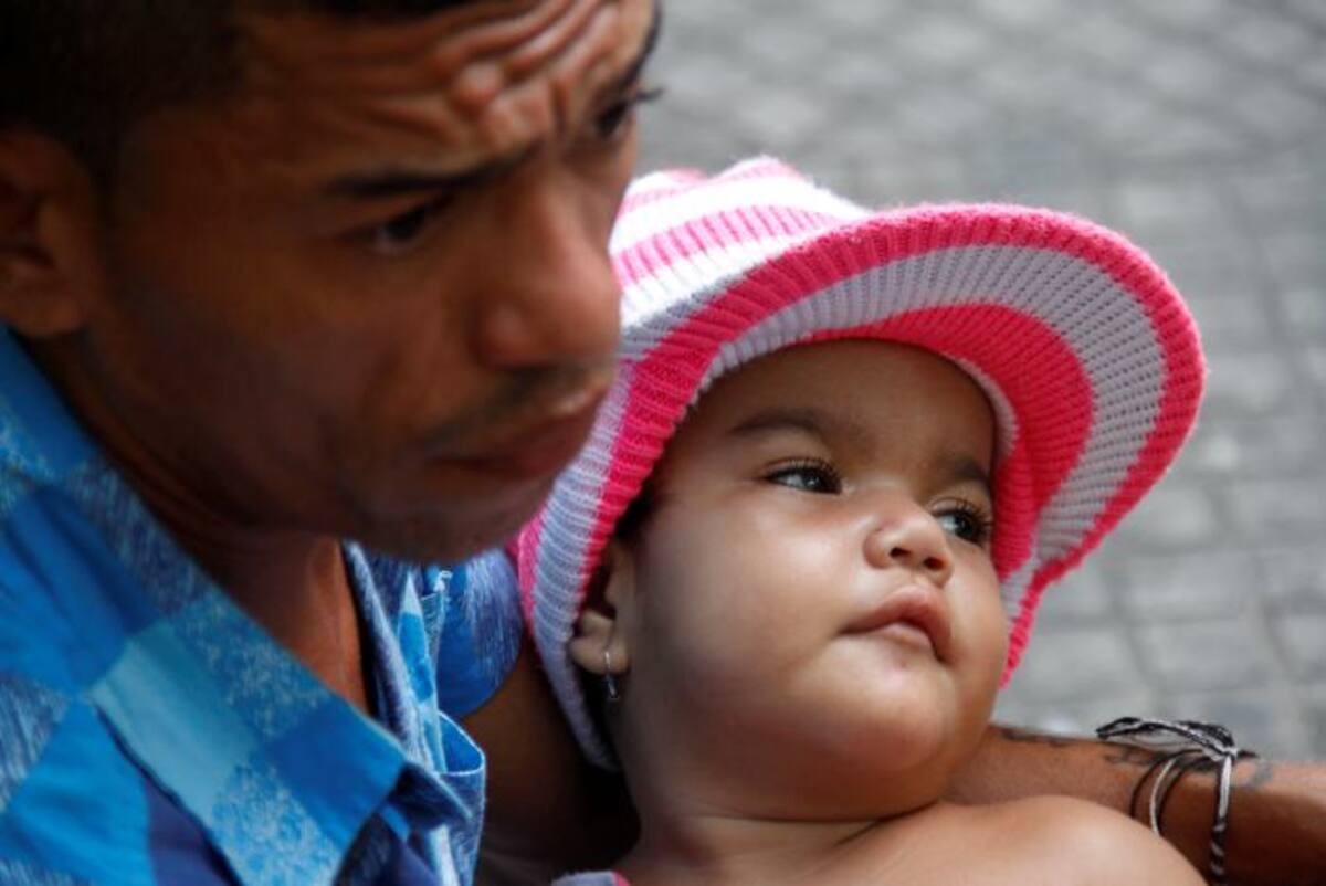 Carlos Mercado y su pequeña hija Milagro de Dios. LUIS HERRÁN - EL UNIVERSAL